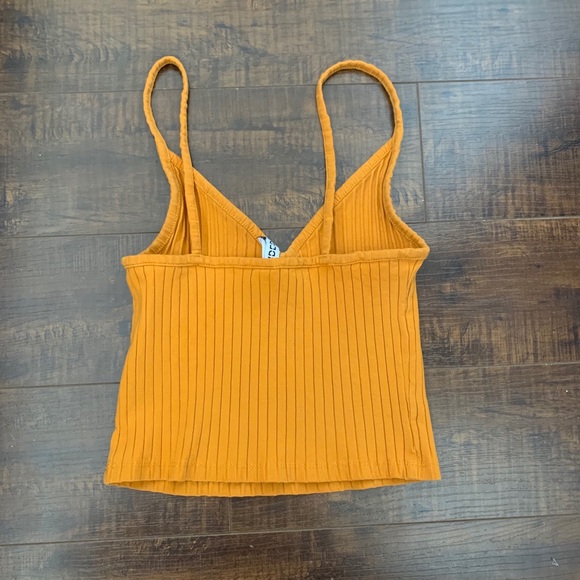 Crop top. - Picture 3 of 3